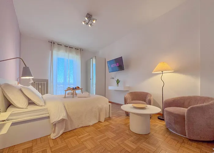 Spacious Apartment With Romantic Balcony And 2 Bathrooms