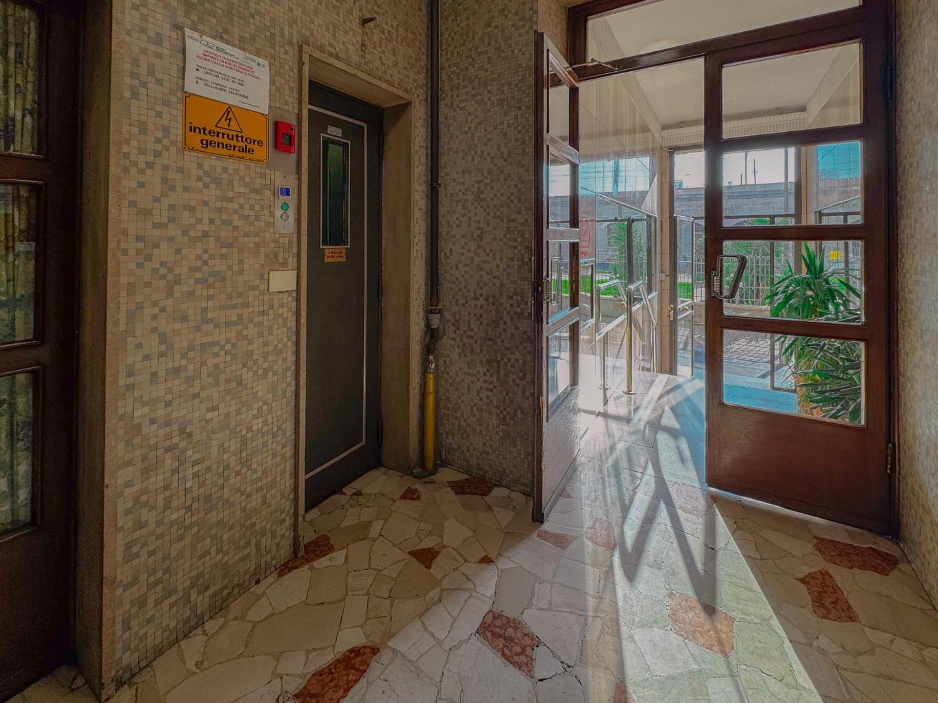 Spacious With Romantic Balcony And 2 Bathrooms Apartment *