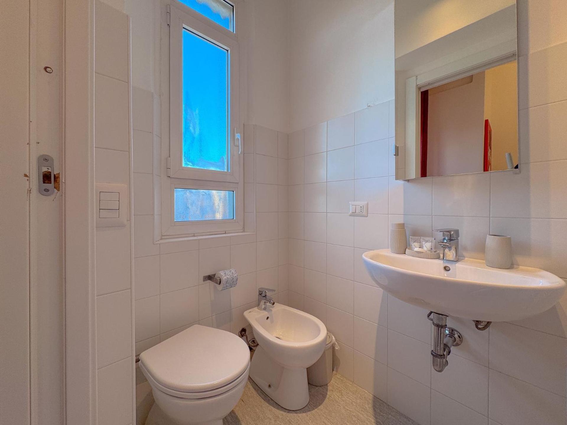 Spacious With Romantic Balcony And 2 Bathrooms