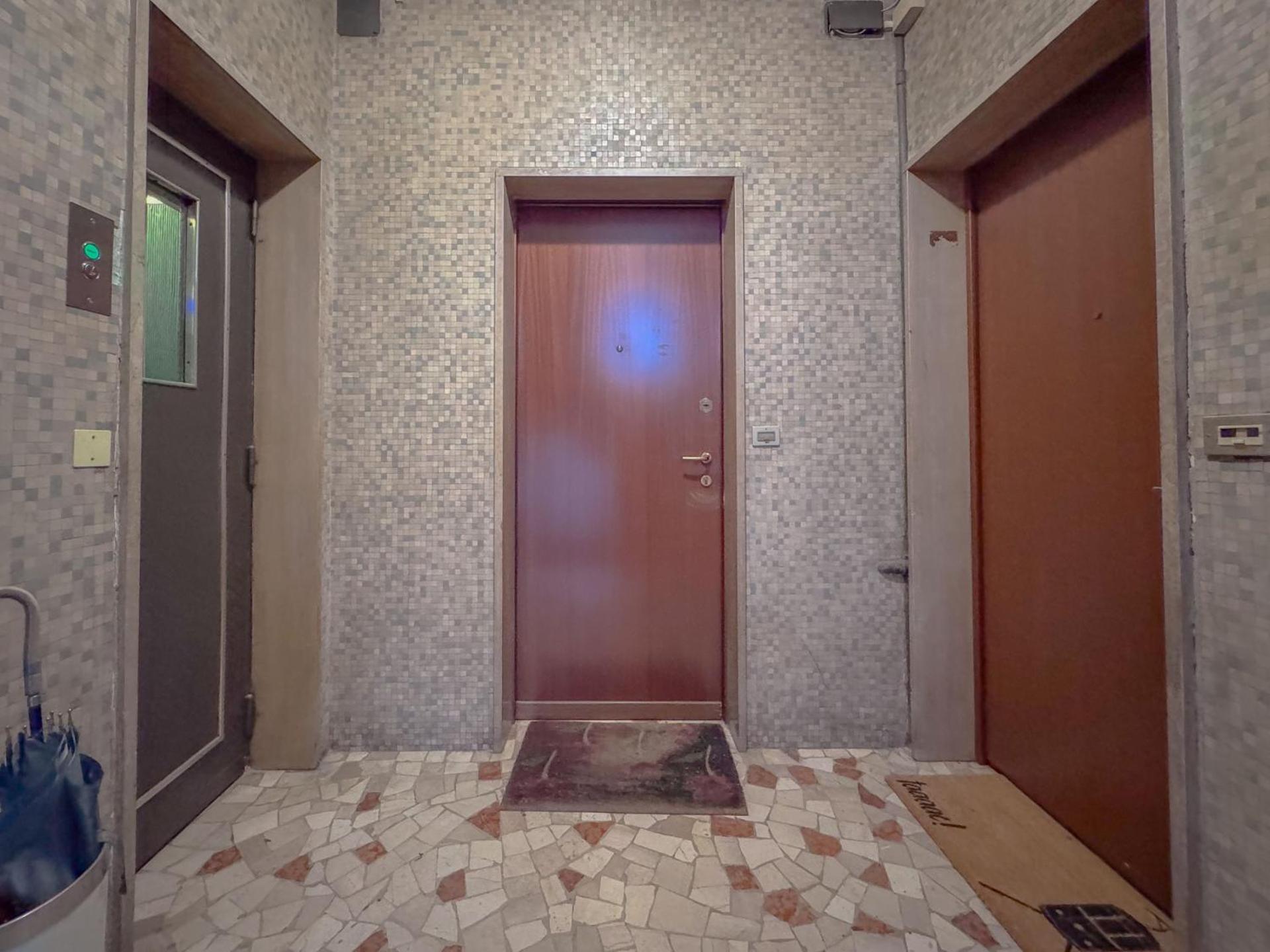Spacious With Romantic Balcony And 2 Bathrooms Apartment *