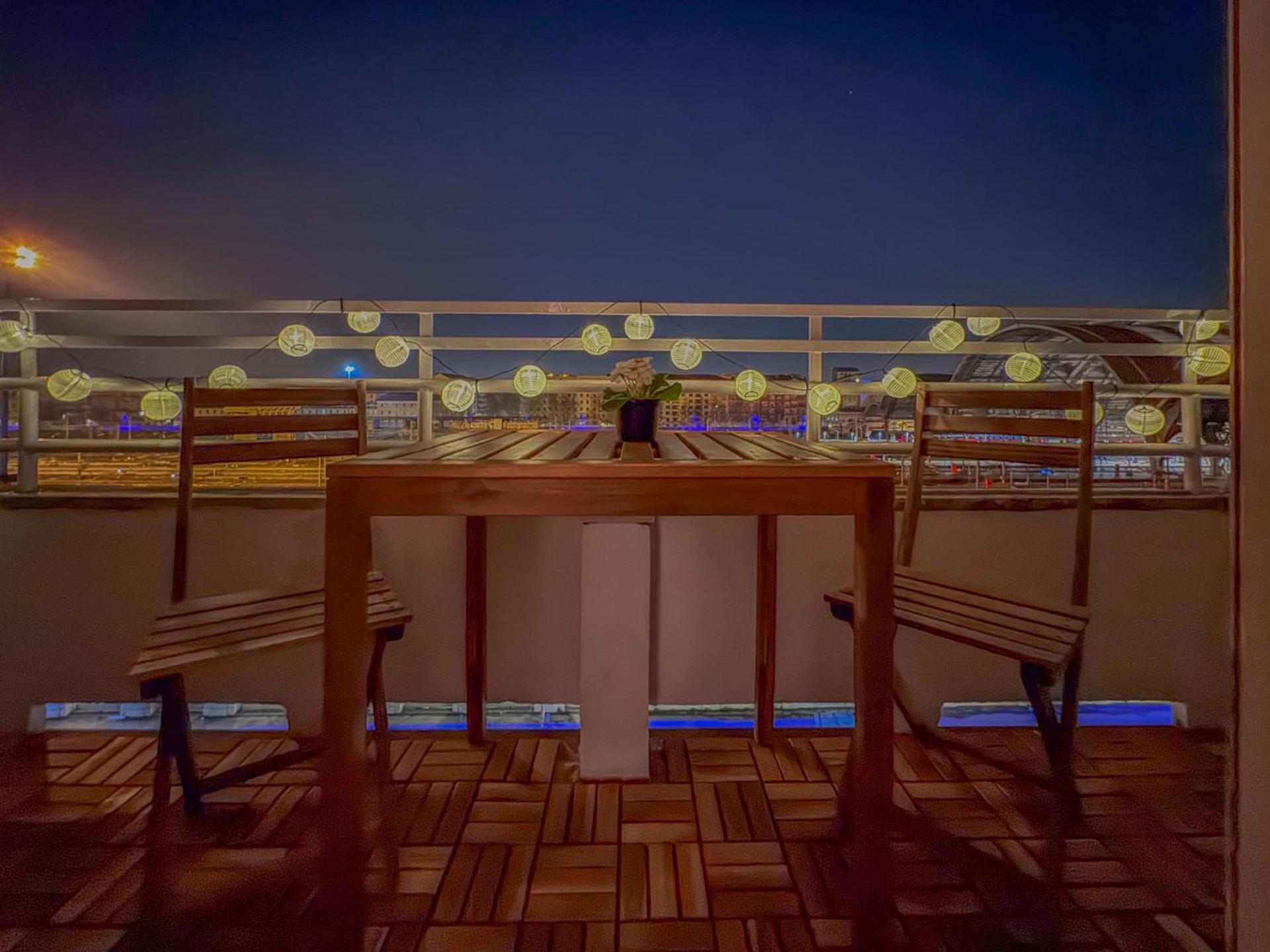 Spacious With Romantic Balcony And 2 Bathrooms *