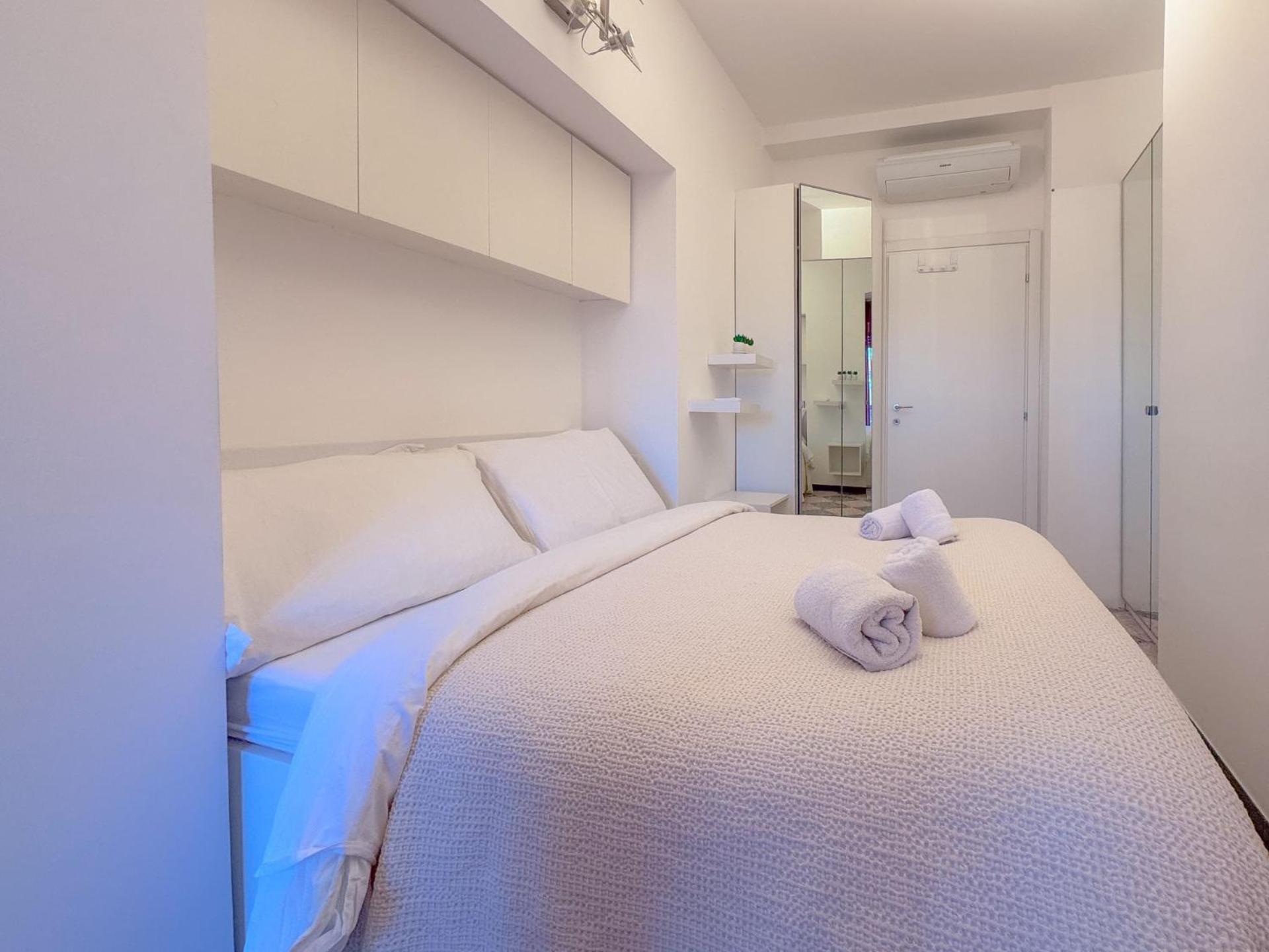 Spacious With Romantic Balcony And 2 Bathrooms *