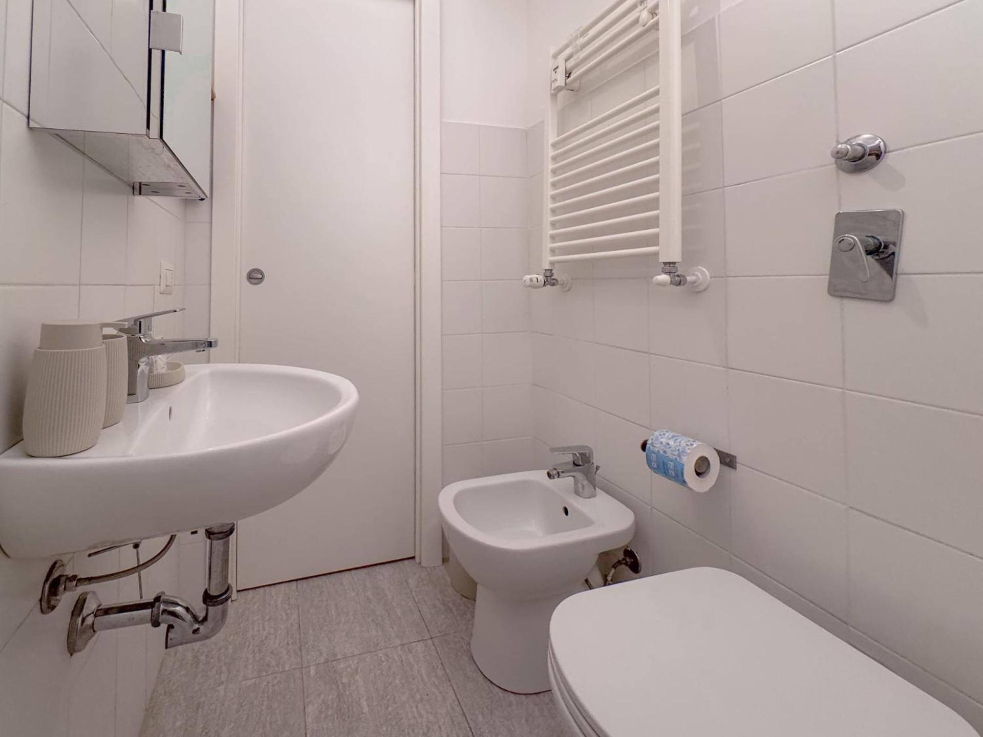 Spacious With Romantic Balcony And 2 Bathrooms