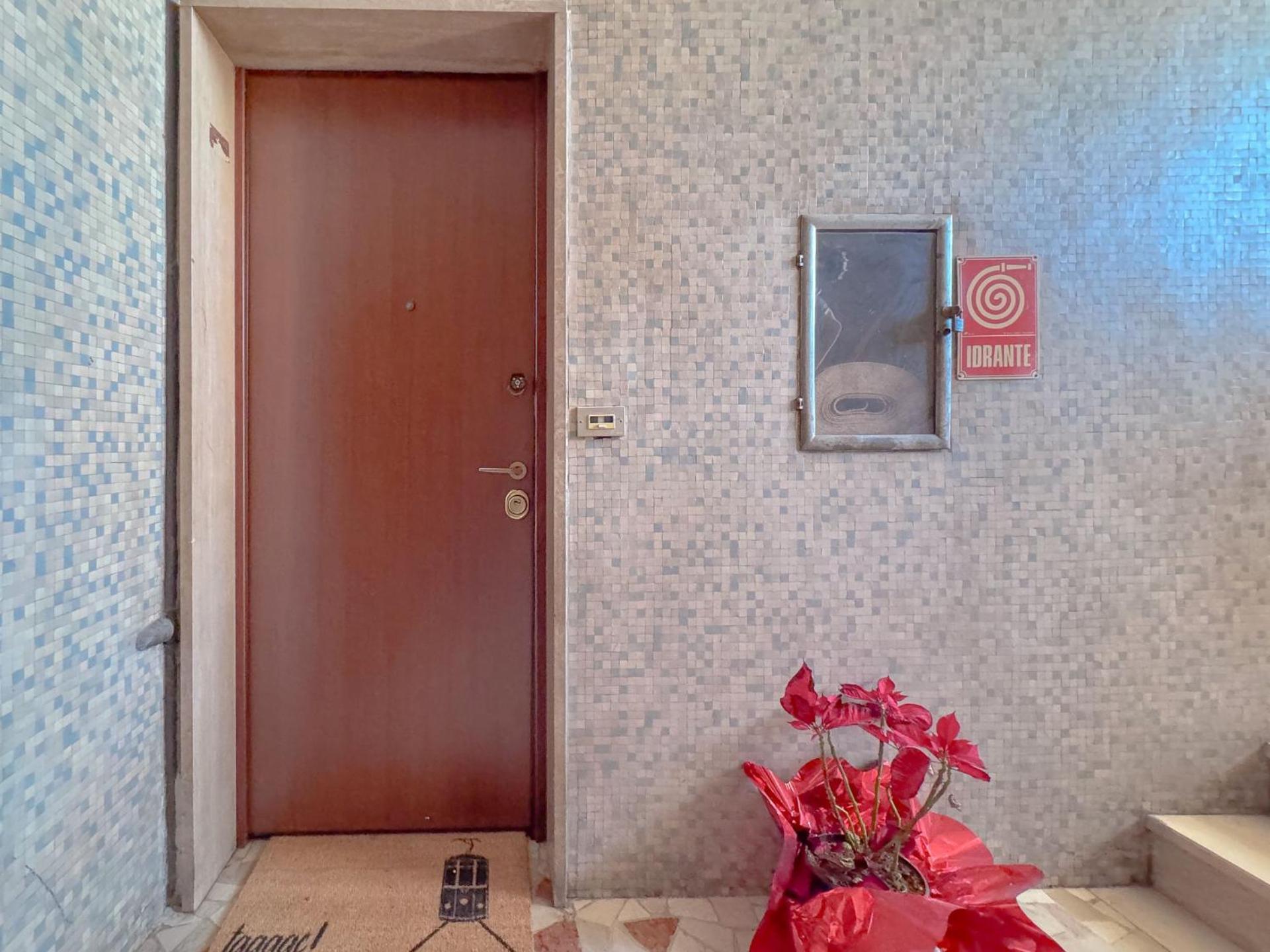 Spacious With Romantic Balcony And 2 Bathrooms Apartment *