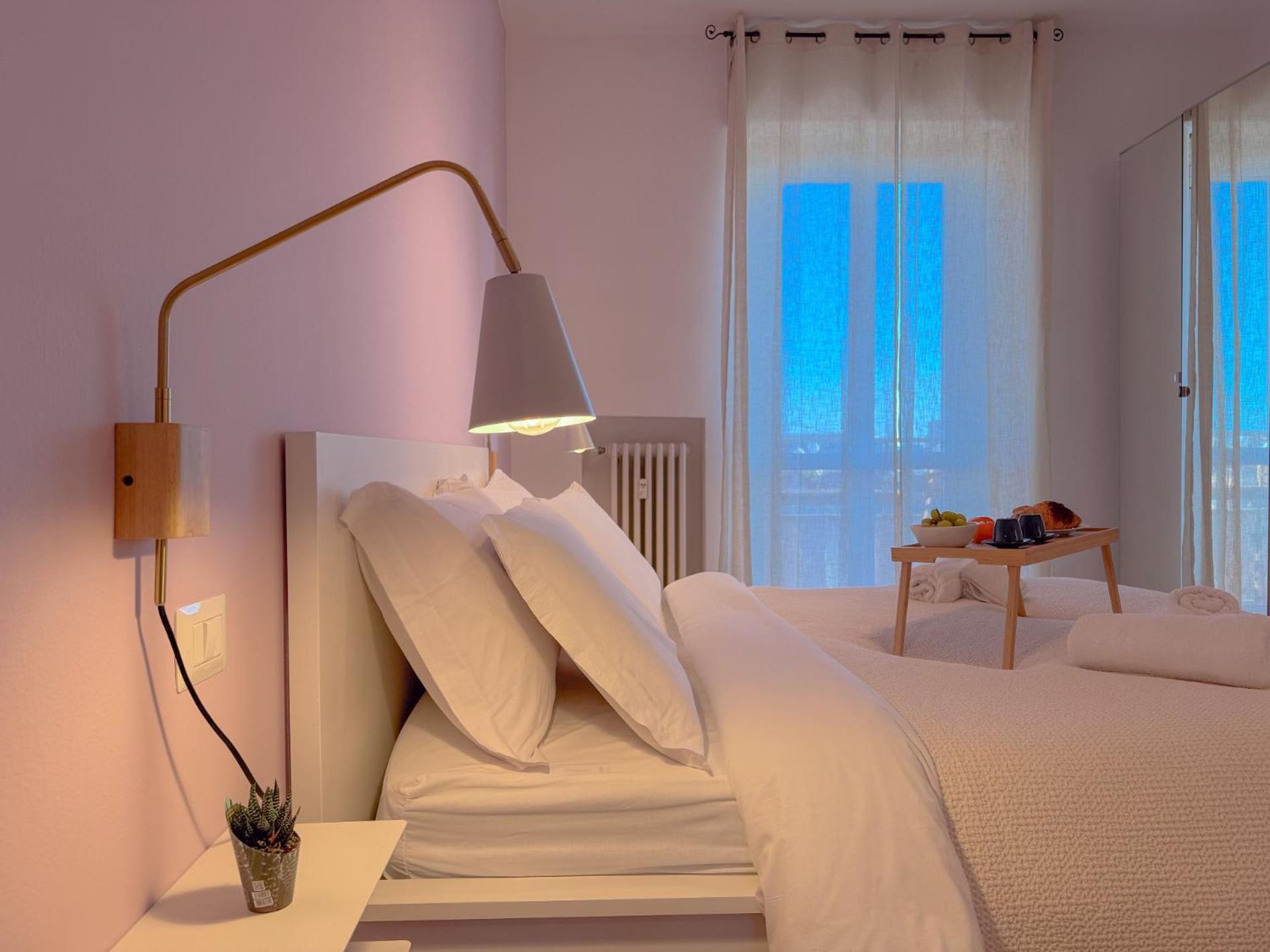 Spacious With Romantic Balcony And 2 Bathrooms