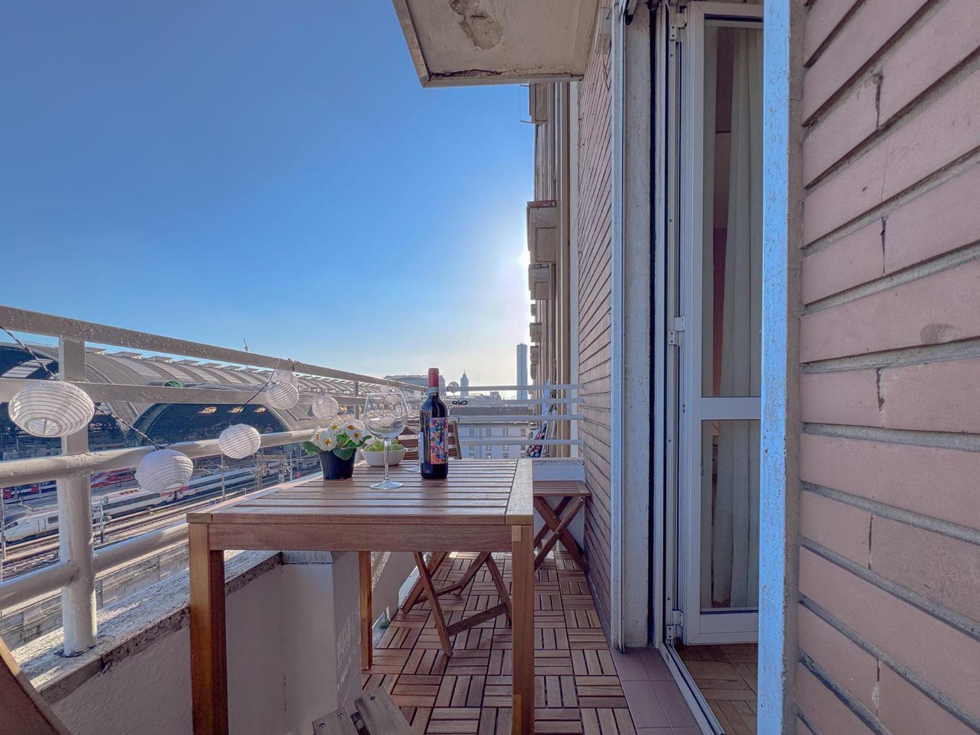 Spacious With Romantic Balcony And 2 Bathrooms Apartment *