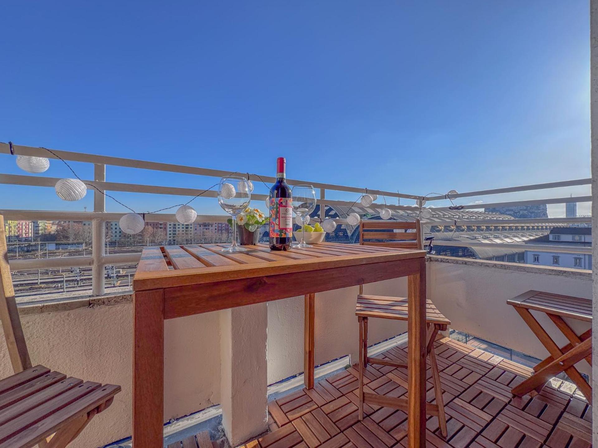 Spacious With Romantic Balcony And 2 Bathrooms Apartment Mailand