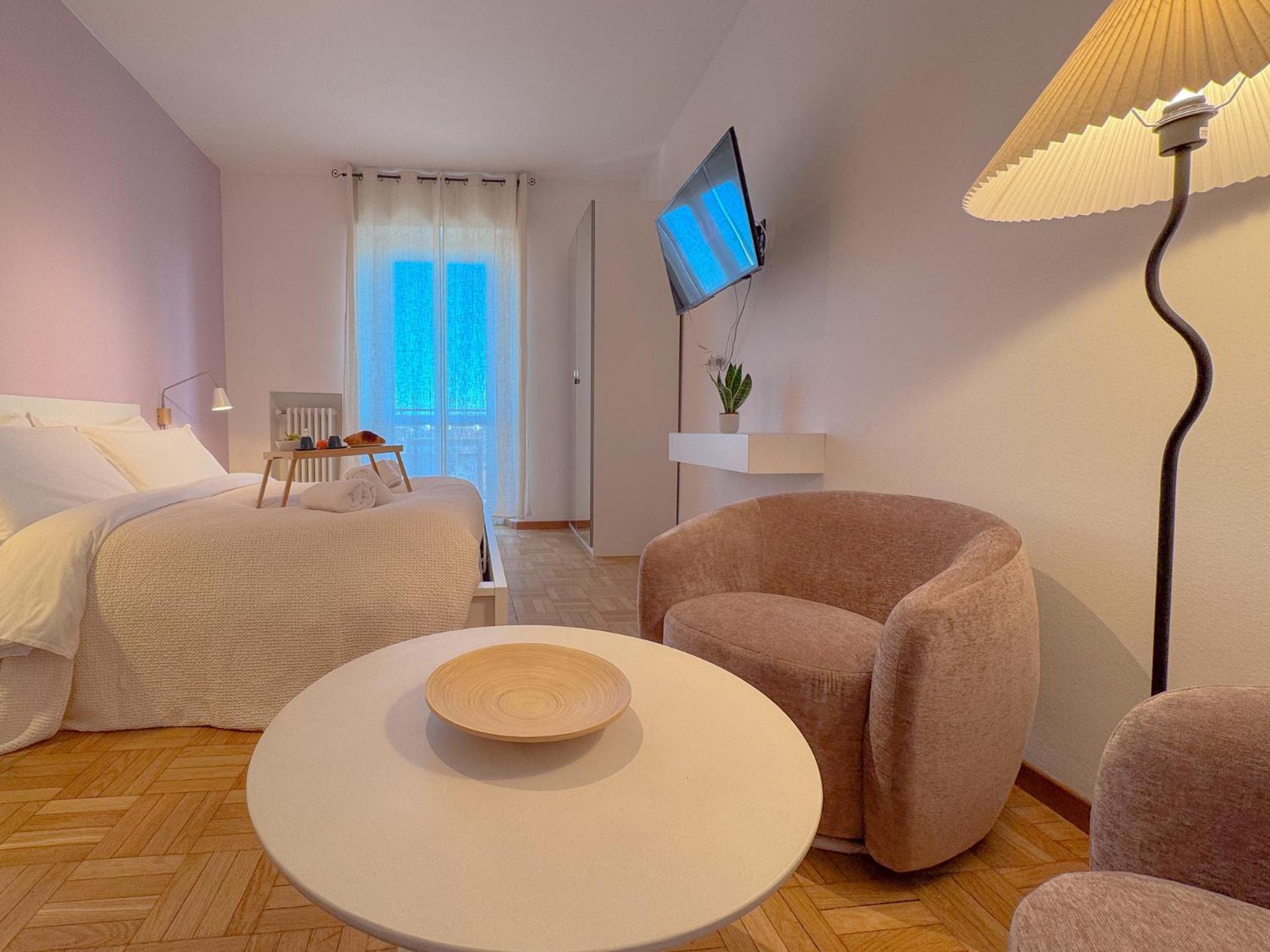 Spacious With Romantic Balcony And 2 Bathrooms *
