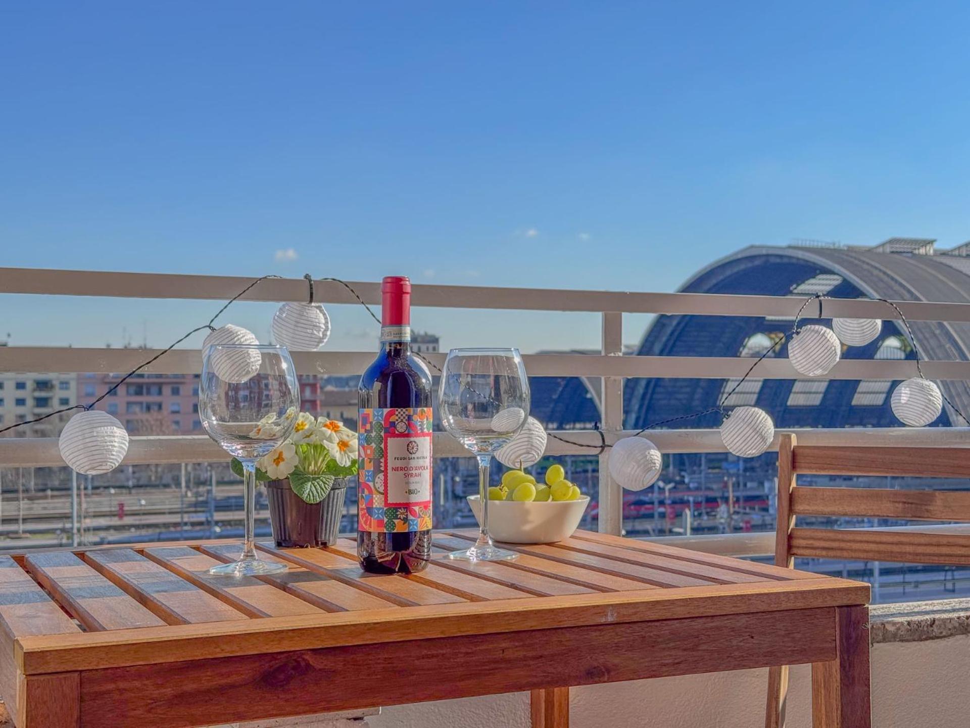 Spacious With Romantic Balcony And 2 Bathrooms Apartment *